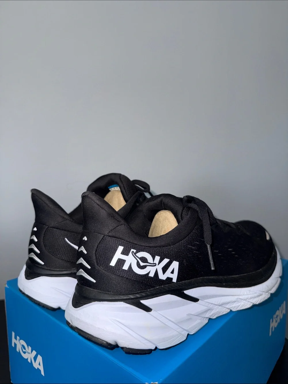 HOKA CLIFTON 8